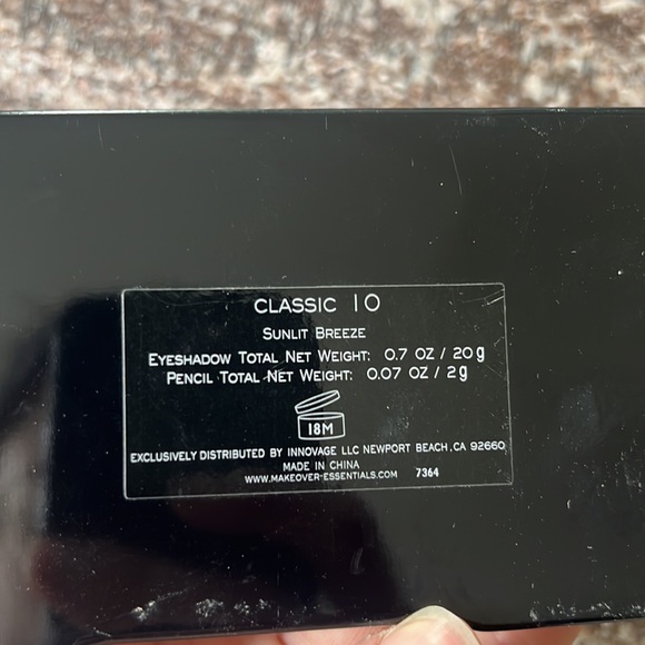 Free w Purchase Me Makeover Essentials Classic 10 Sunlit Breeze Eyeshadow - Picture 5 of 5